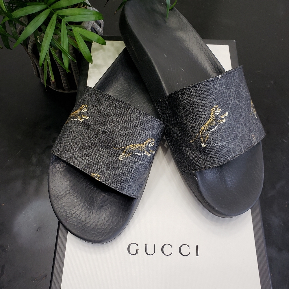 Gucci GG Supreme Tiger slides